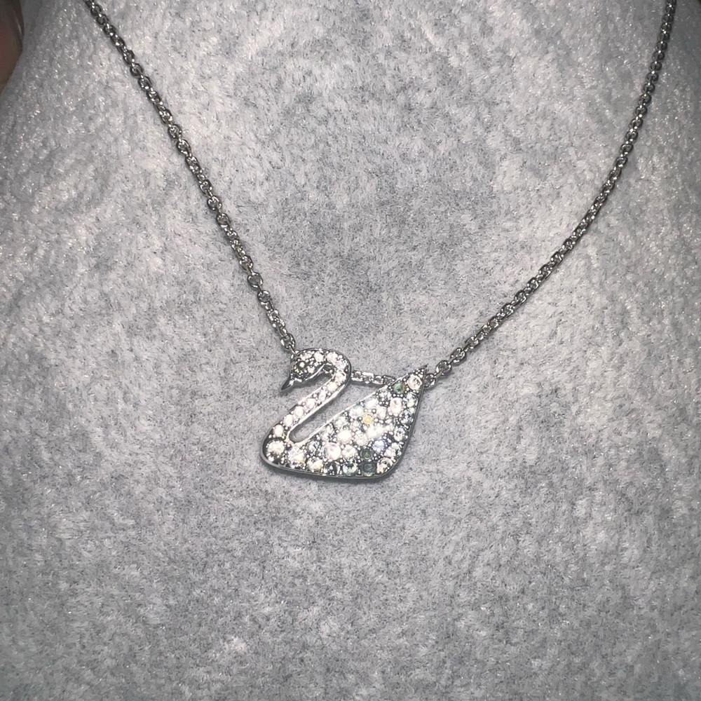 Swarovski crystal swan necklace missing a couple of crystals - Picture 2 of 4